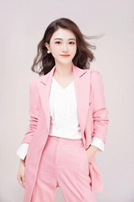 張夢瑤 新時(shí)代經(jīng)濟(jì)文化復(fù)興的踐行者與藝術(shù)交流的橋梁